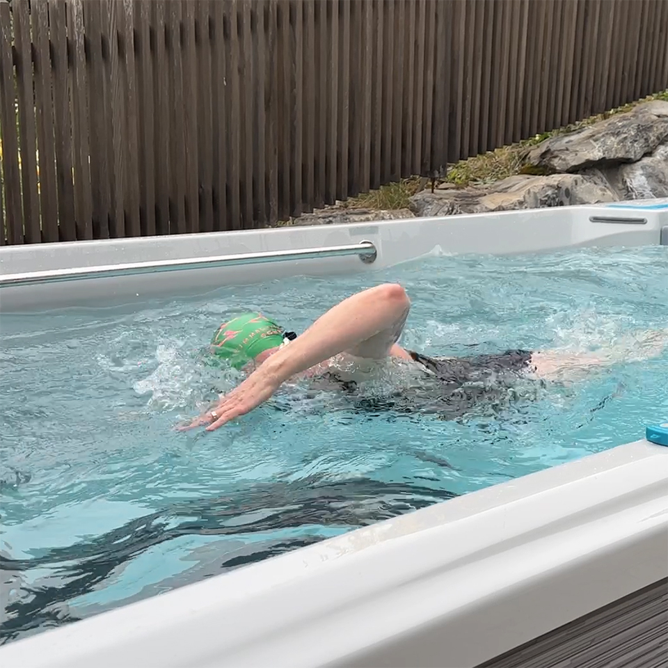 Swim Spa E700 Vorführmodell mit Schwimmerin